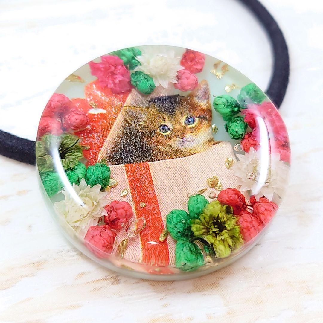 プレゼント猫ちゃんのヘアゴム ハンドメイド レジン クリスマス グリーン レッド