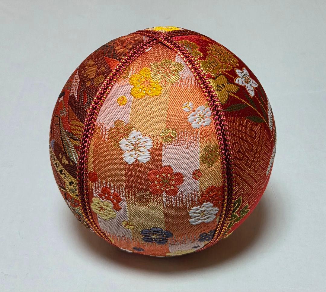 3664　手毬　平安絵巻　十二単　花柄　赤系　金襴　木目込みまり　置物