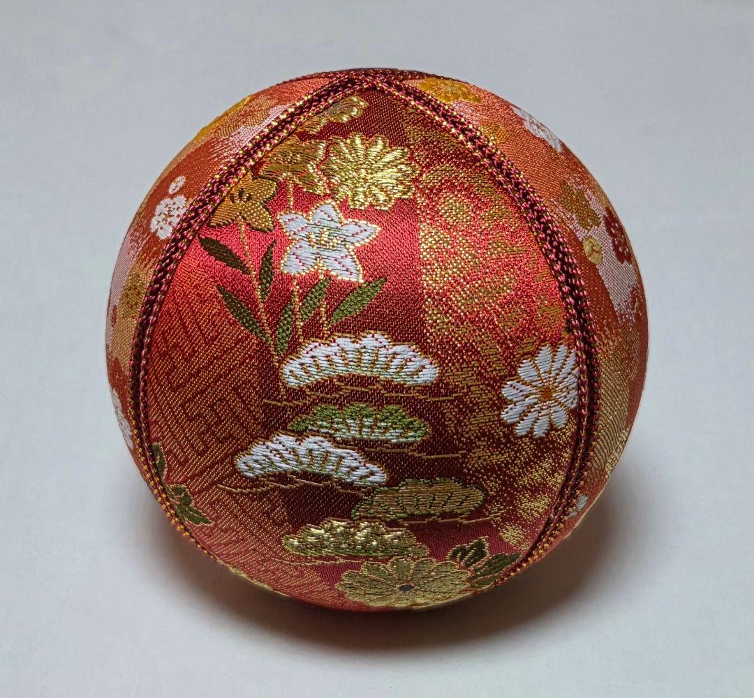 3664　手毬　平安絵巻　十二単　花柄　赤系　金襴　木目込みまり　置物