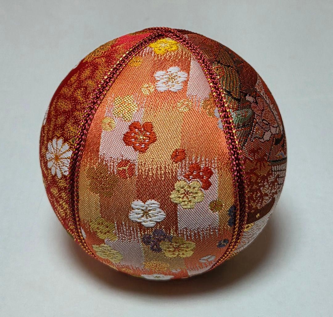 3664　手毬　平安絵巻　十二単　花柄　赤系　金襴　木目込みまり　置物