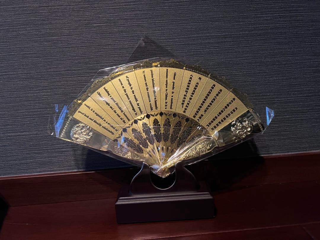 パンダデザインの金色扇子