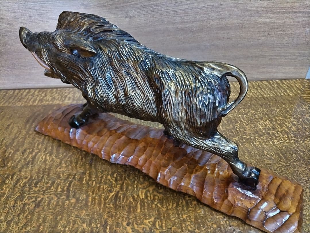 木彫りのイノシシ 木製台座付き