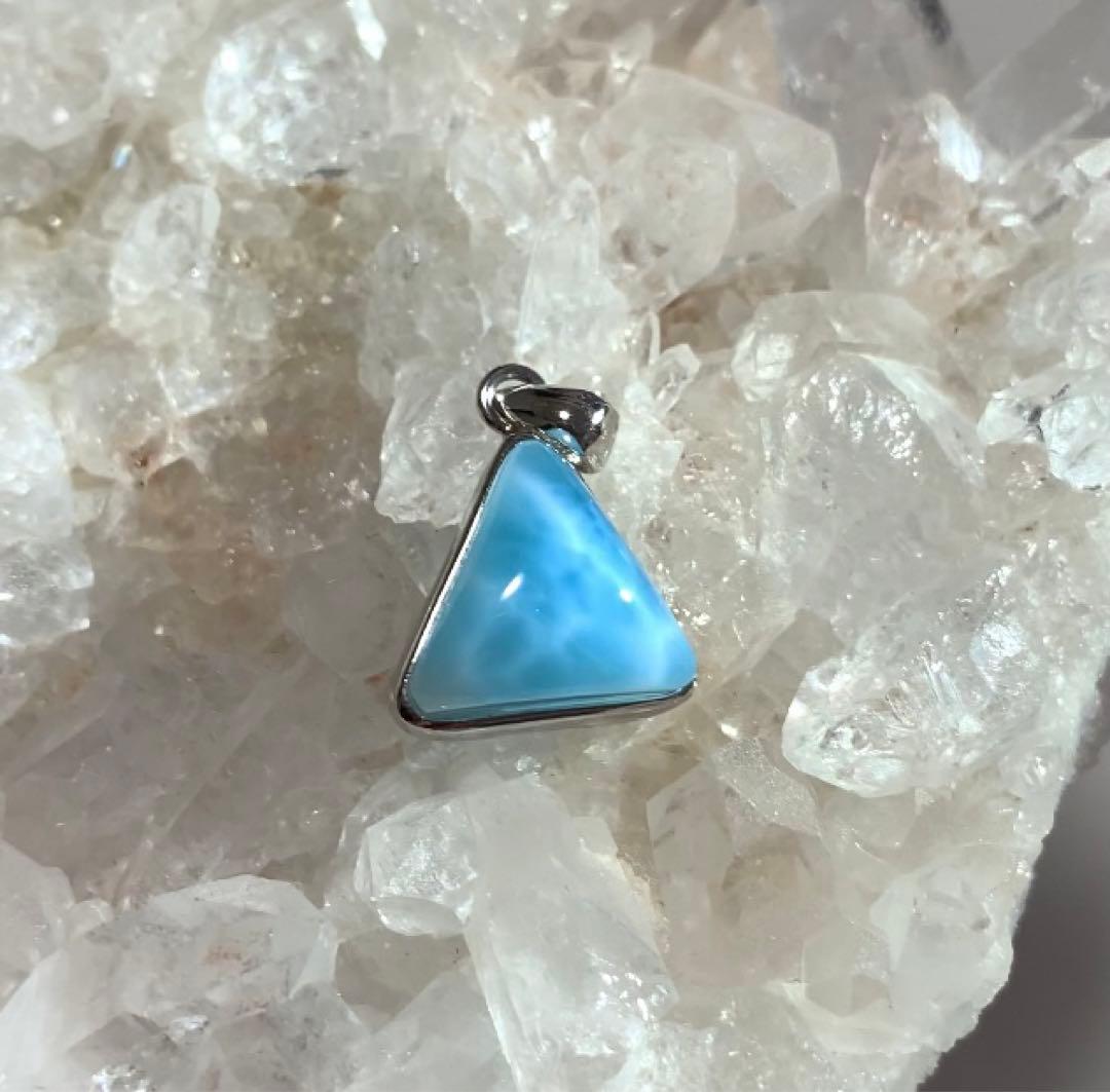 ★高品質★ ラリマー　トライアングル型　ペンダントトップ