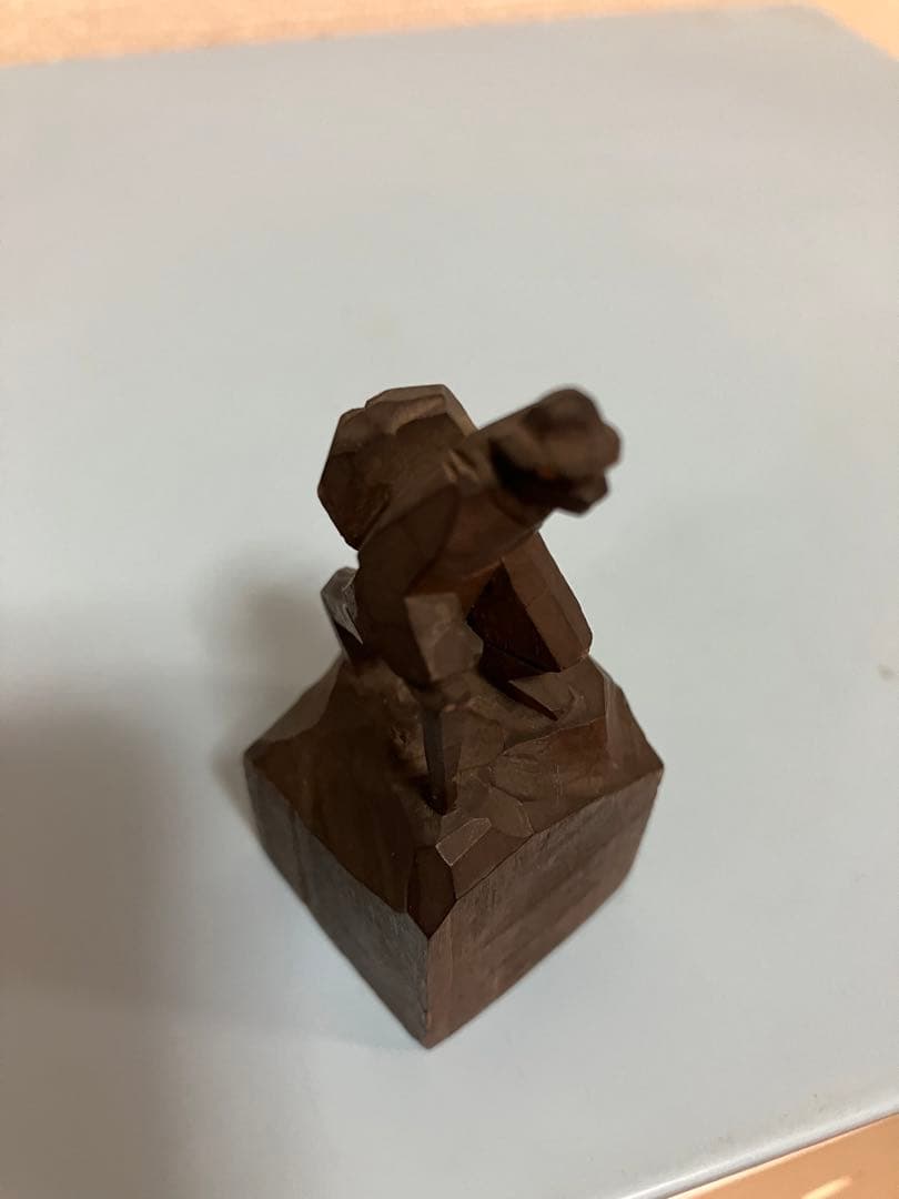 ミニマムサイズ一刀彫　登山者　木製　木彫刻　 昭和レトロ