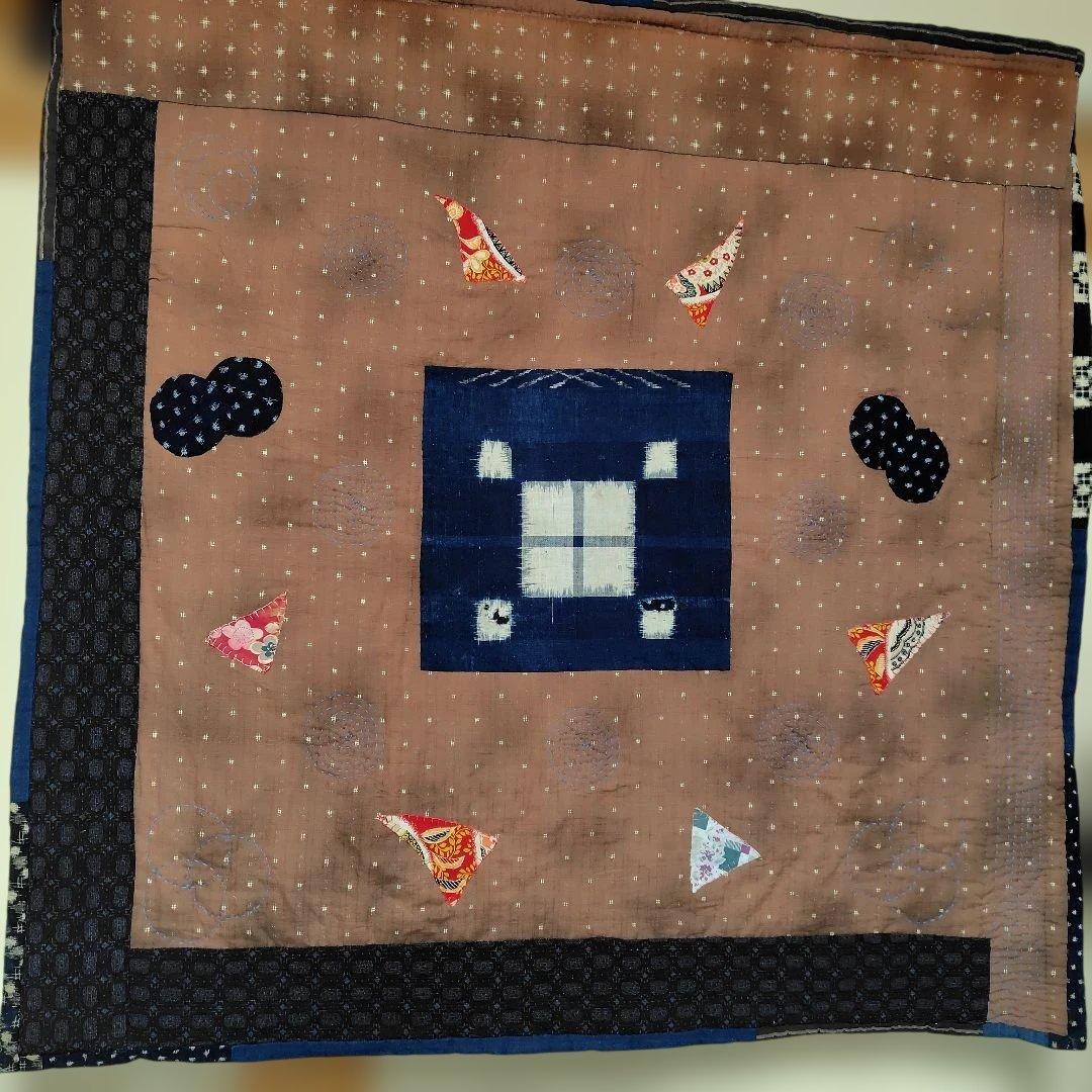 絣、着物生地　レトロ布のタペストリー　100センチ×100センチ