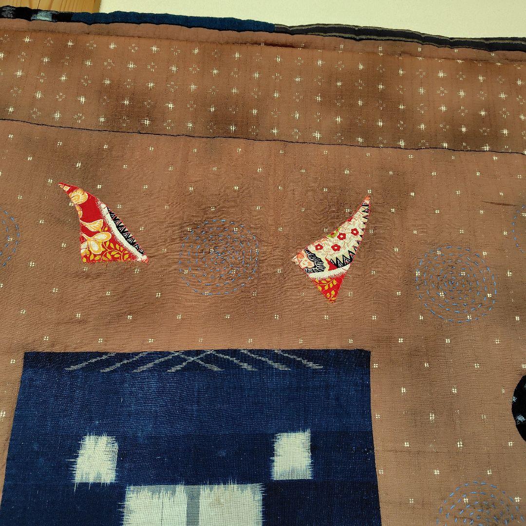 絣、着物生地　レトロ布のタペストリー　100センチ×100センチ