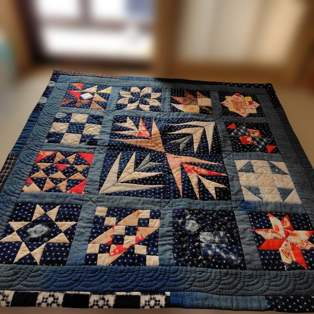 絣、着物生地　レトロ布のタペストリー　100センチ×100センチ