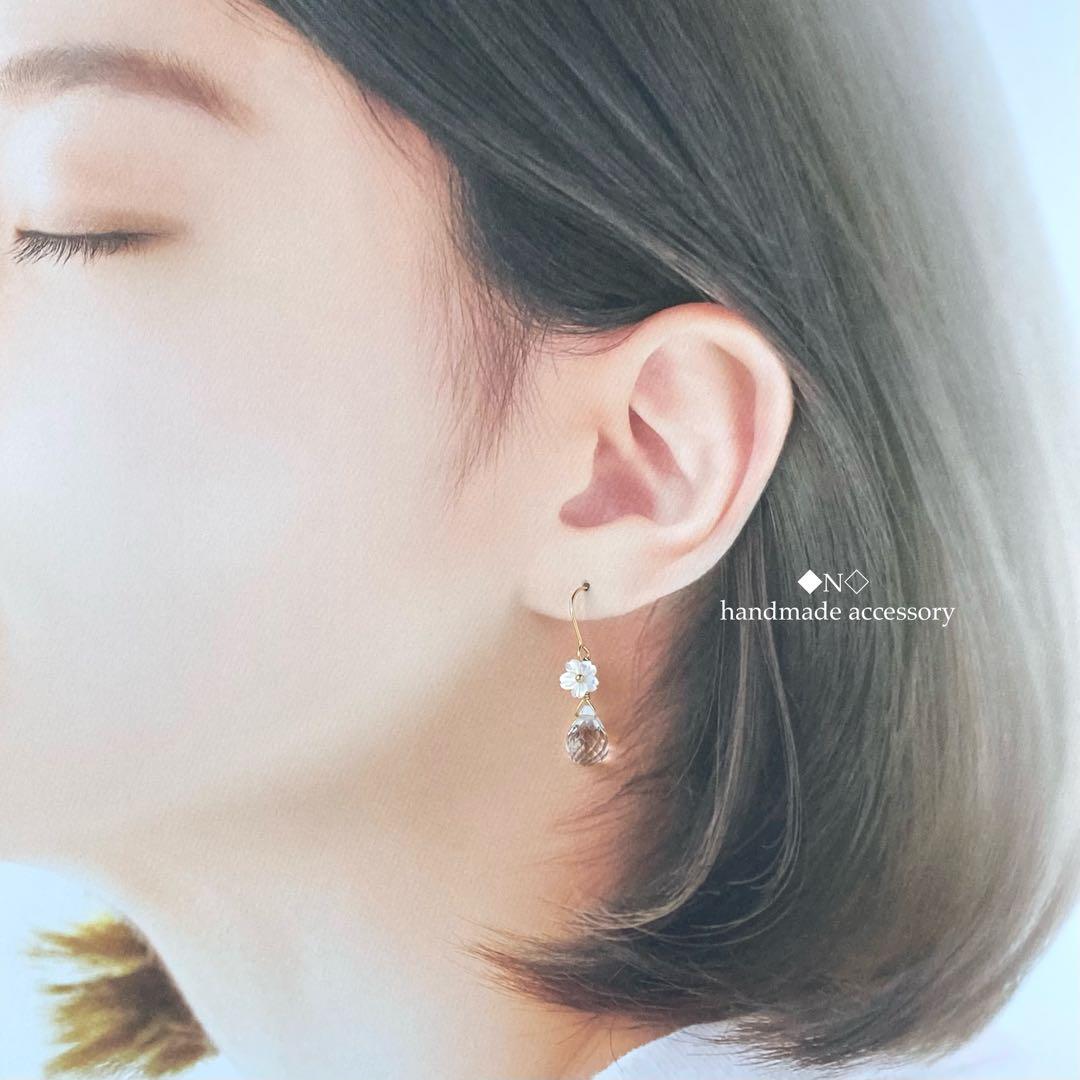 宝石質クリスタルドロップとホワイトシェルフラワーのピアス