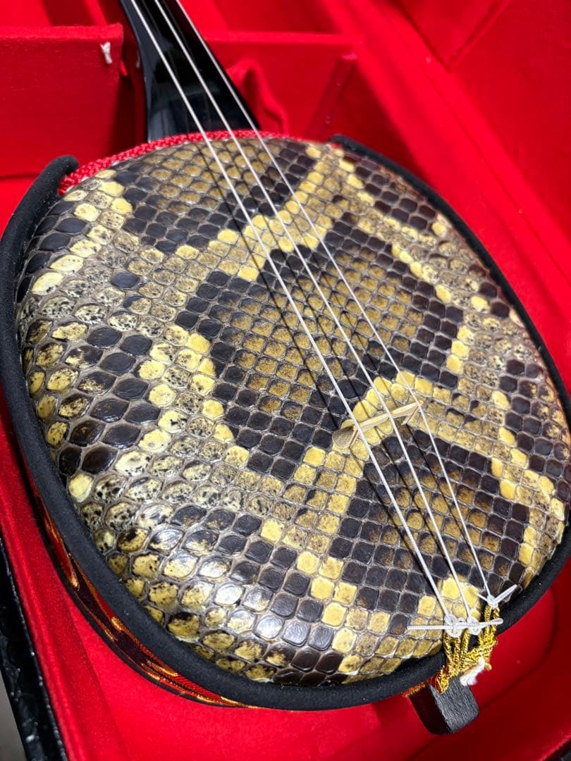 【中古】沖縄三線　本皮一枚張り　真壁型三線　ハードケース付き