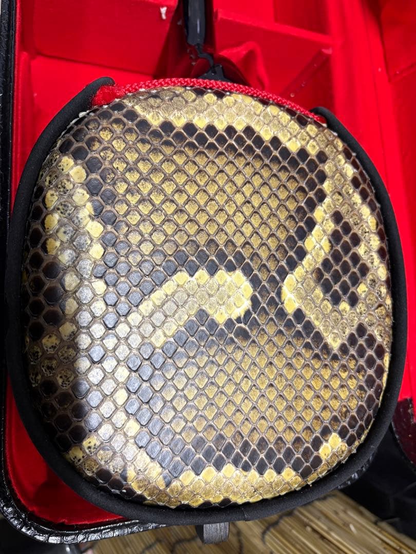 【中古】沖縄三線　本皮一枚張り　真壁型三線　ハードケース付き