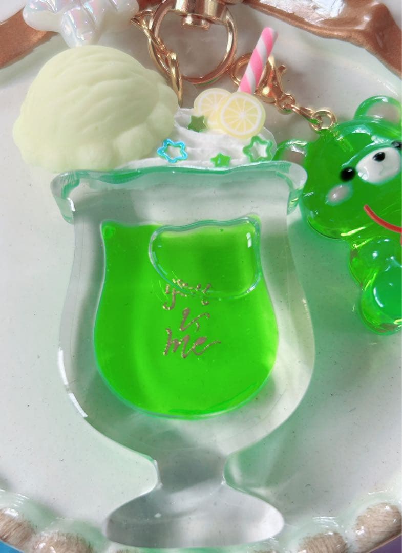 レジンキーホルダー　レジンチャーム　シェイカー　メロンソーダ　オイル入り