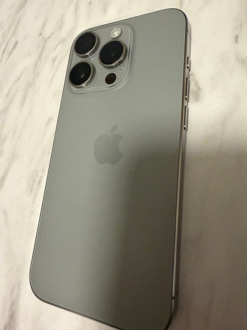 Apple iPhone 15Pro 本体 未使用画面とカメラの保護シート付き