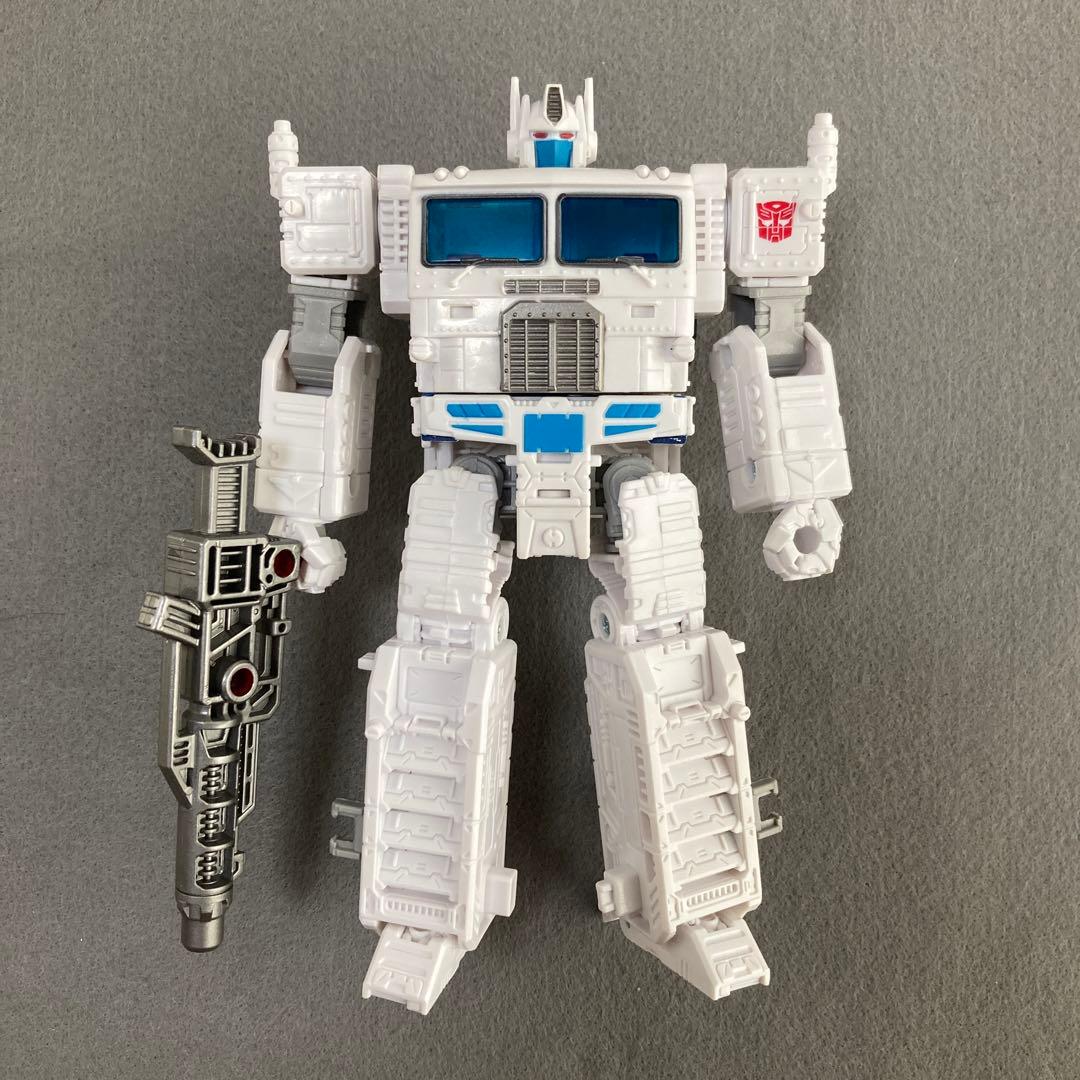 ウルトラマグナス　トランスフォーマー　キングダム　TRANSFORMERS