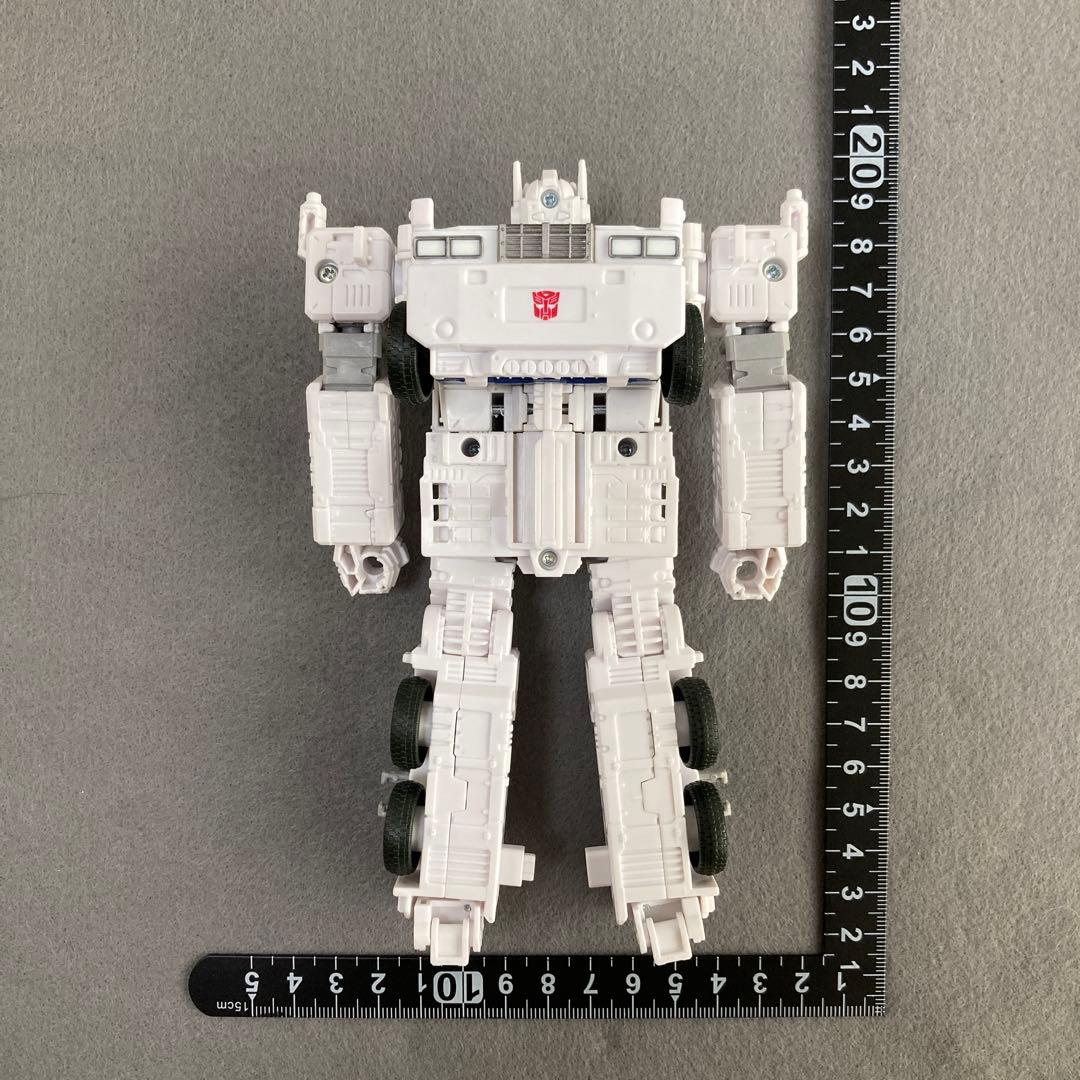 ウルトラマグナス　トランスフォーマー　キングダム　TRANSFORMERS