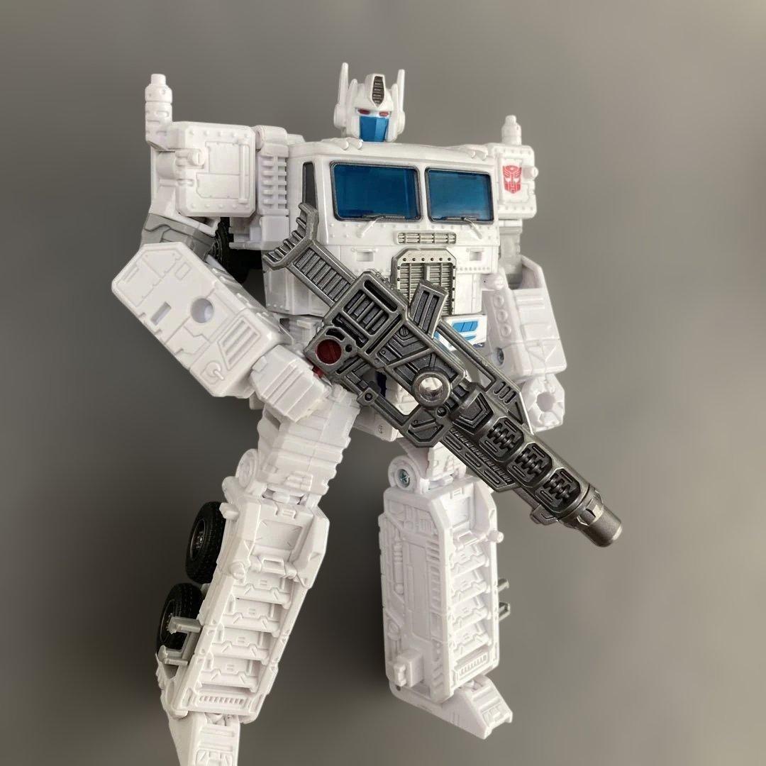 ウルトラマグナス　トランスフォーマー　キングダム　TRANSFORMERS