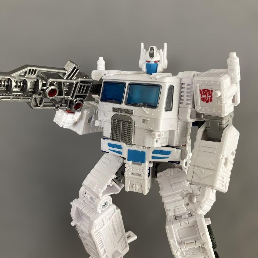ウルトラマグナス　トランスフォーマー　キングダム　TRANSFORMERS