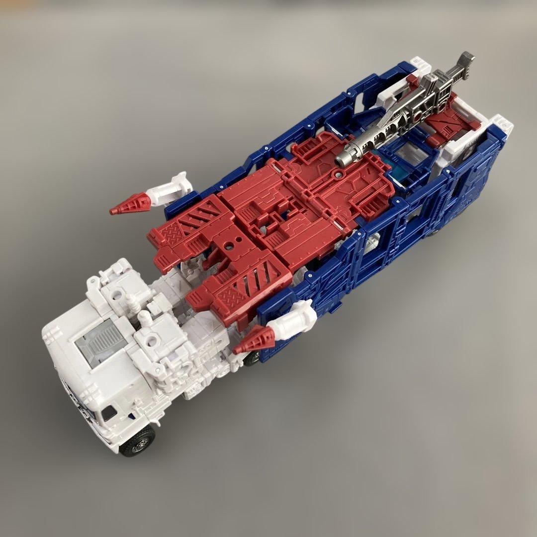 ウルトラマグナス　トランスフォーマー　キングダム　TRANSFORMERS