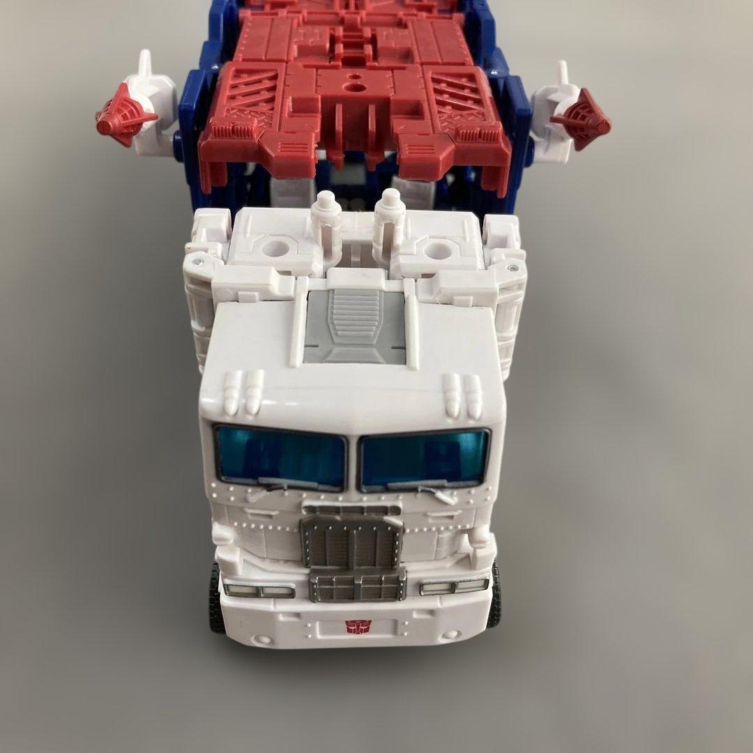 ウルトラマグナス　トランスフォーマー　キングダム　TRANSFORMERS