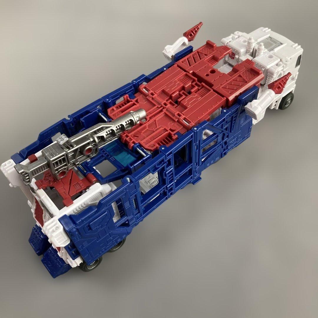 ウルトラマグナス　トランスフォーマー　キングダム　TRANSFORMERS