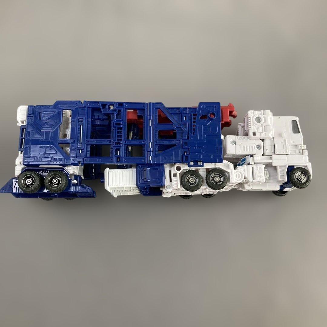 ウルトラマグナス　トランスフォーマー　キングダム　TRANSFORMERS