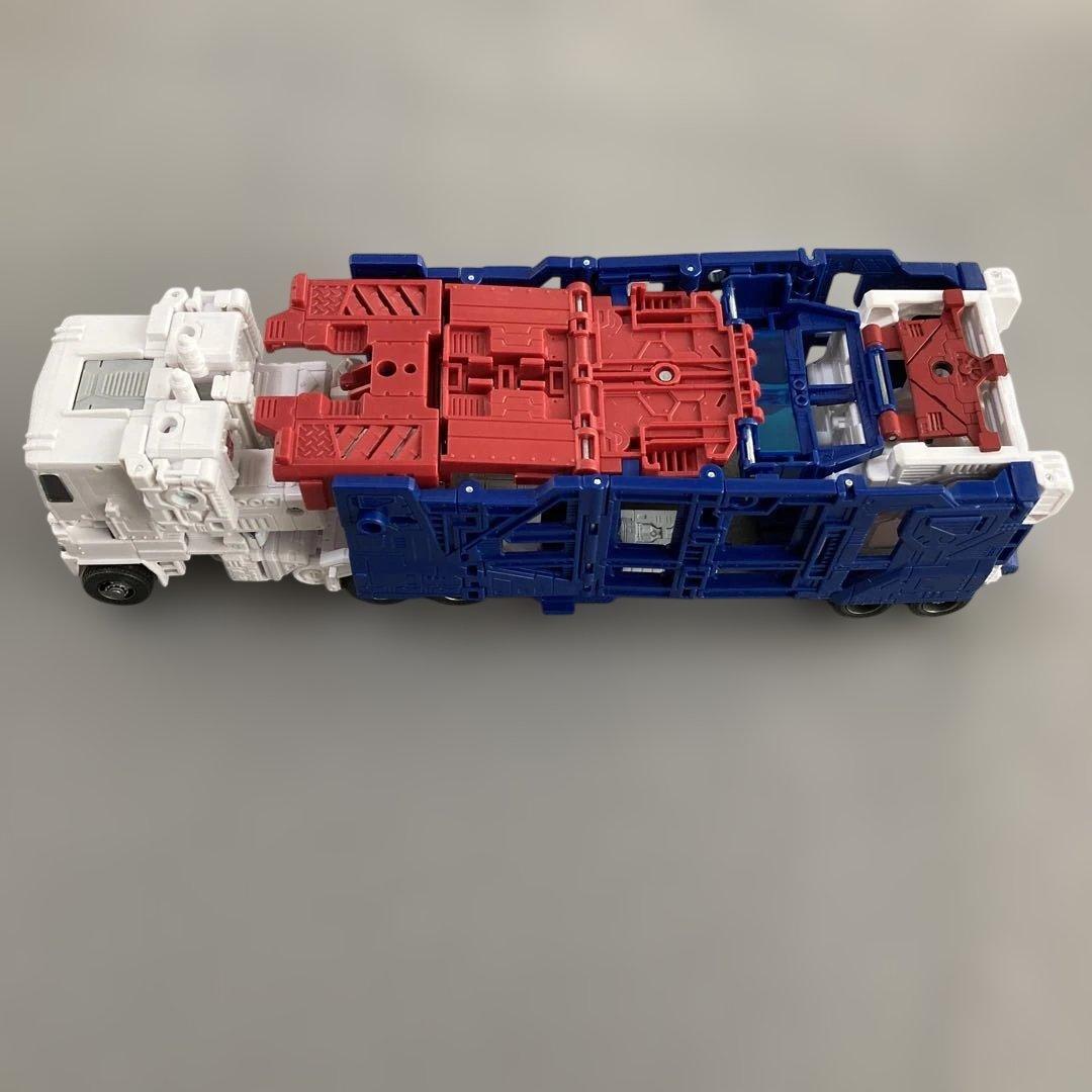 ウルトラマグナス　トランスフォーマー　キングダム　TRANSFORMERS