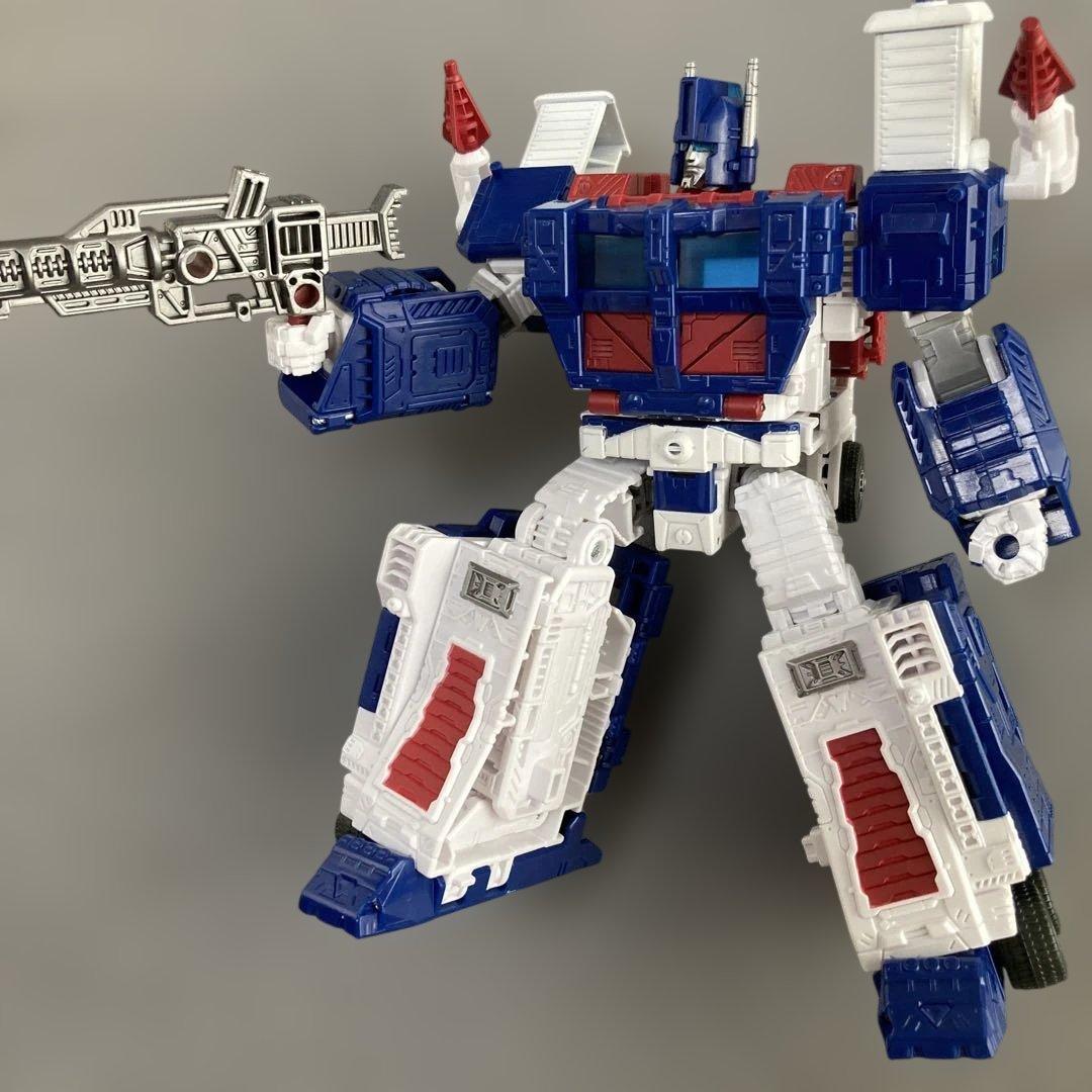 ウルトラマグナス　トランスフォーマー　キングダム　TRANSFORMERS