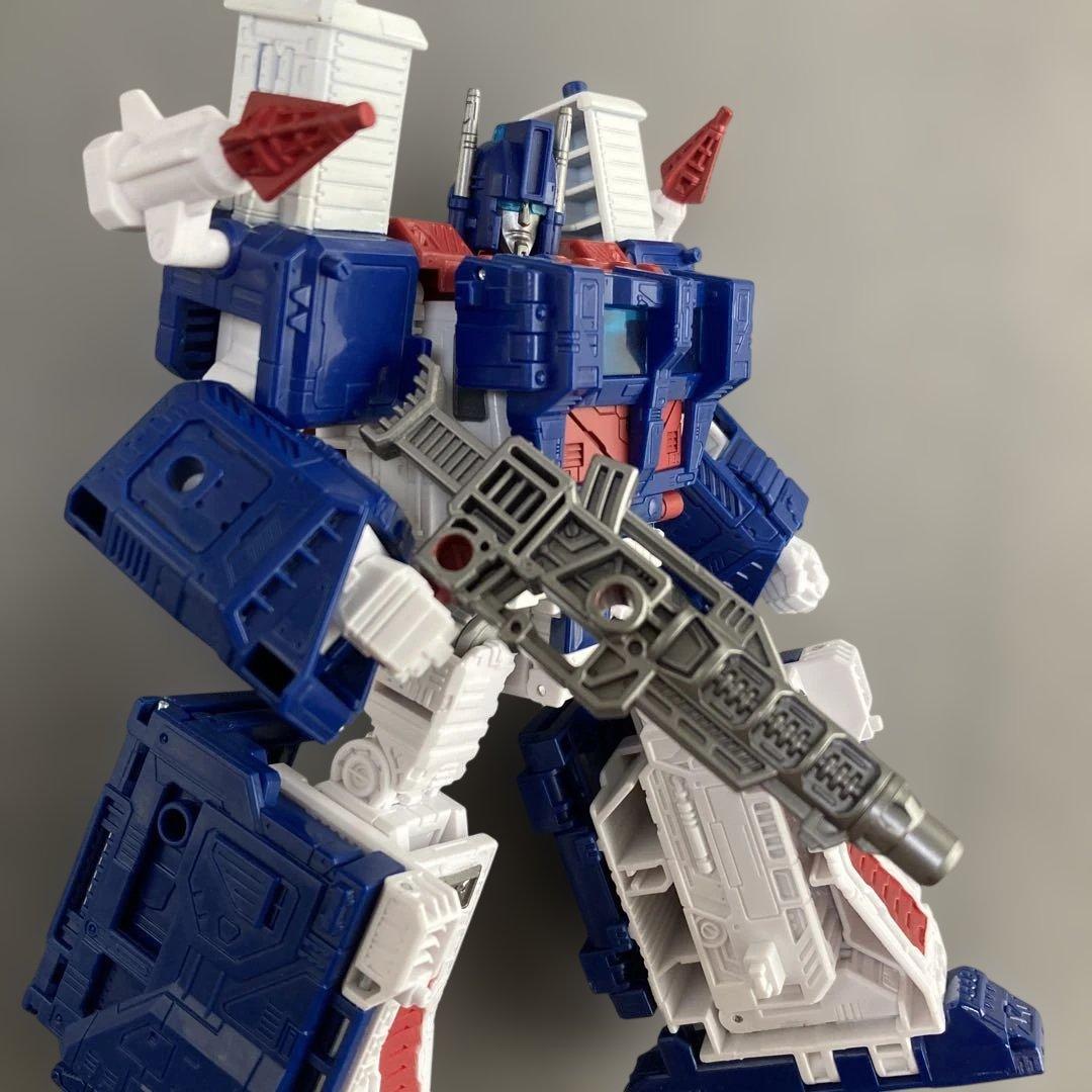 ウルトラマグナス　トランスフォーマー　キングダム　TRANSFORMERS