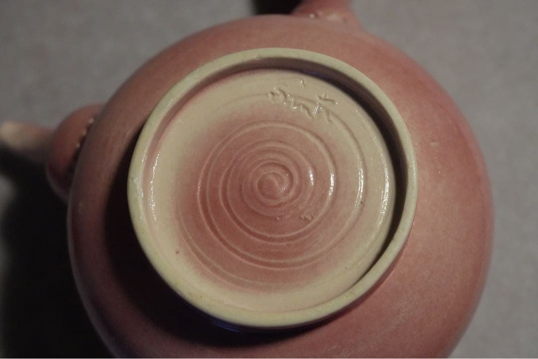 ピンクの陶器急須