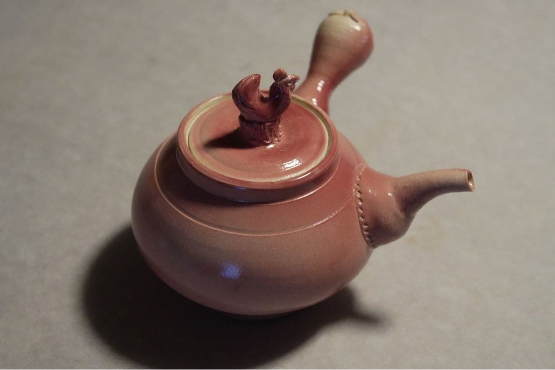 ピンクの陶器急須