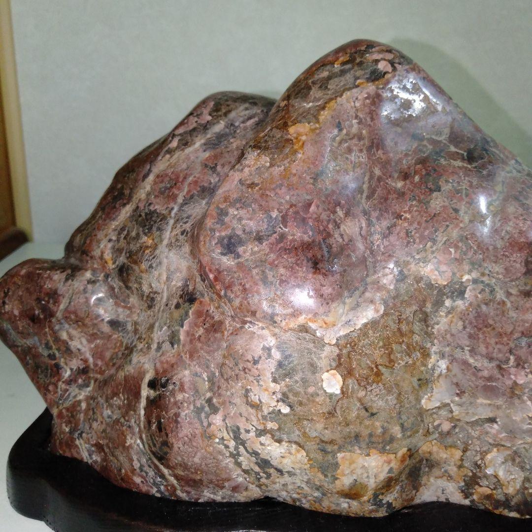 大型磨き水石　赤色系　五色石　美麗　台付き１個