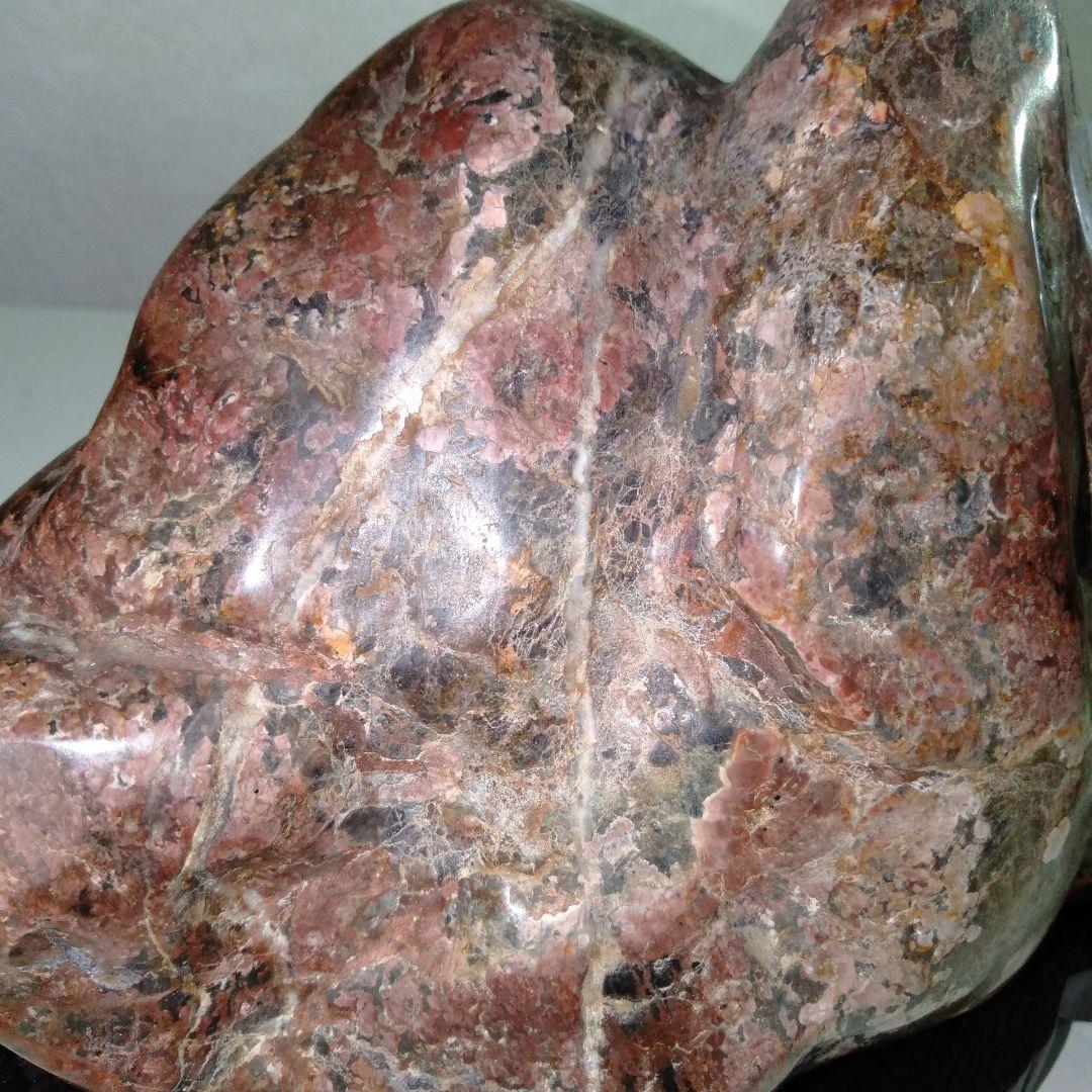 大型磨き水石　赤色系　五色石　美麗　台付き１個