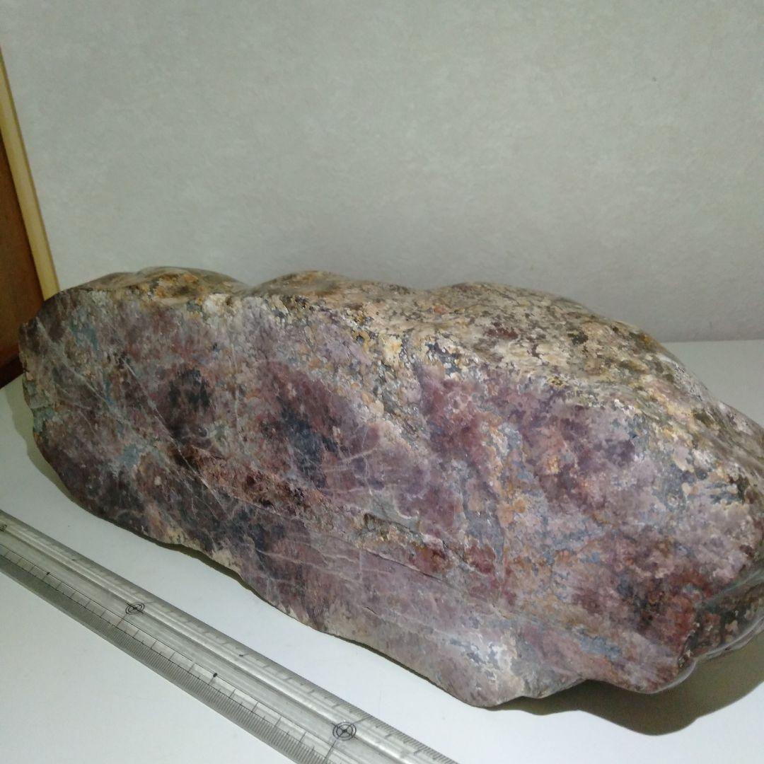 大型磨き水石　赤色系　五色石　美麗　台付き１個