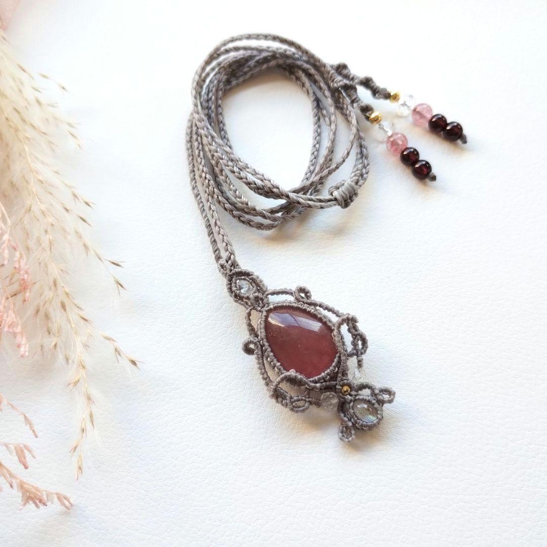 【専用】ストロベリークォーツ＆ラブラドライトのマクラメ編みネックレス　天然石