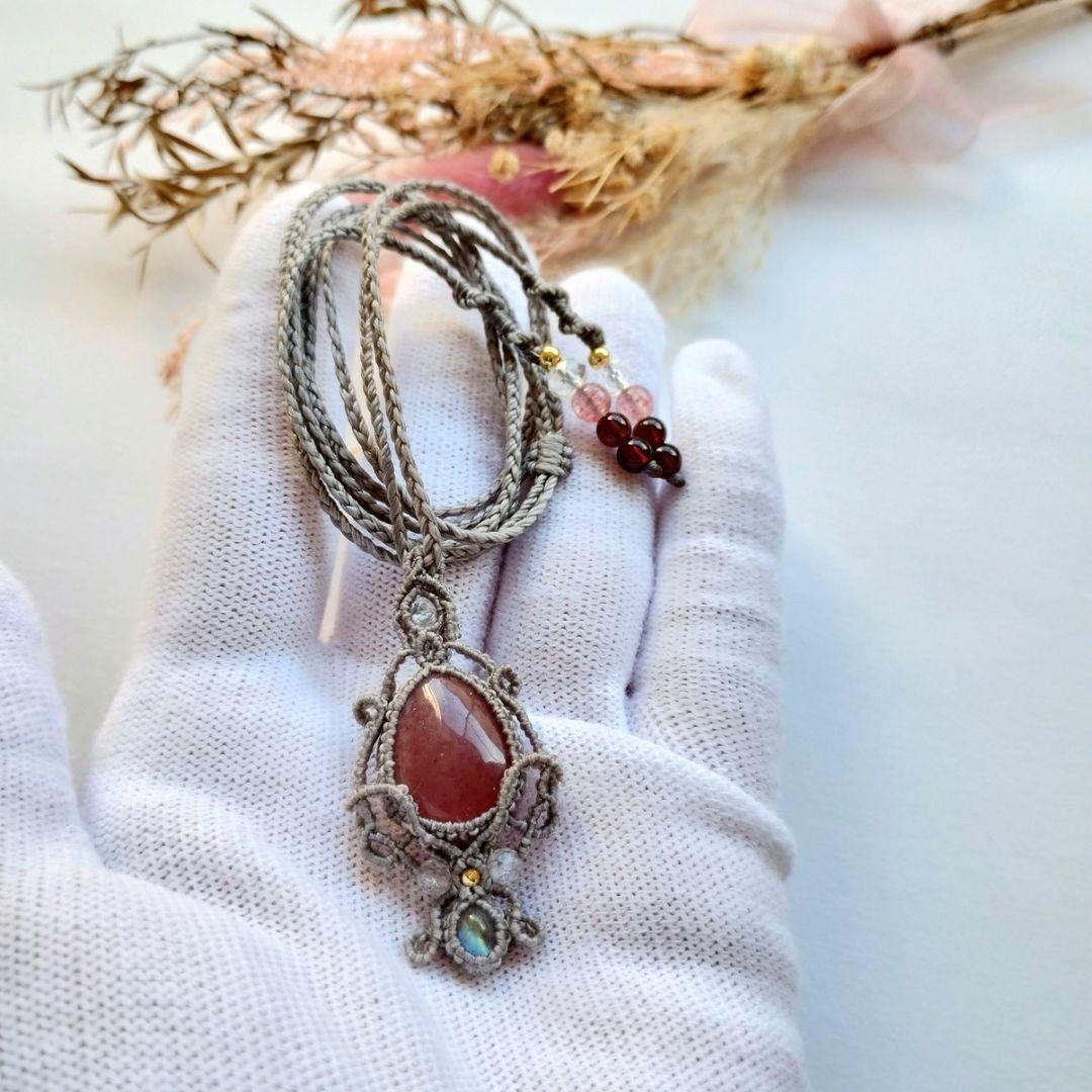 【専用】ストロベリークォーツ＆ラブラドライトのマクラメ編みネックレス　天然石