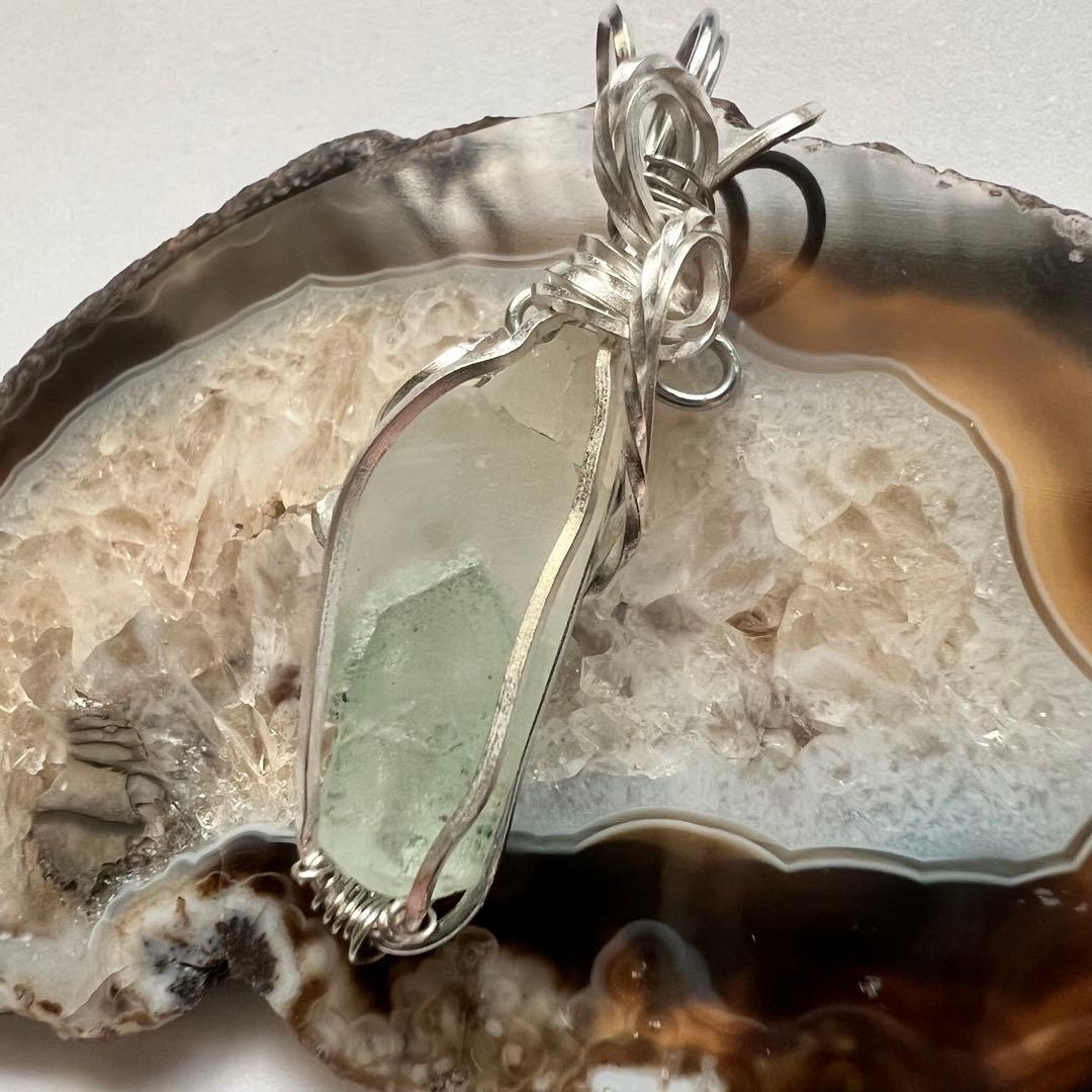 【一点もの】研磨原石 超希少！エメラルドグリーンファントム ペンダントトップ