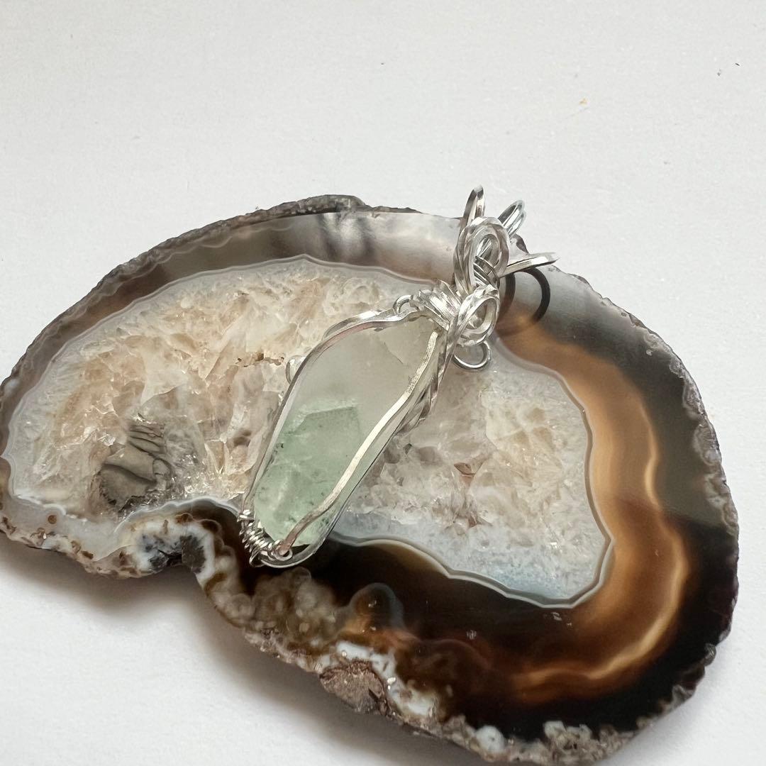 【一点もの】研磨原石 超希少！エメラルドグリーンファントム ペンダントトップ