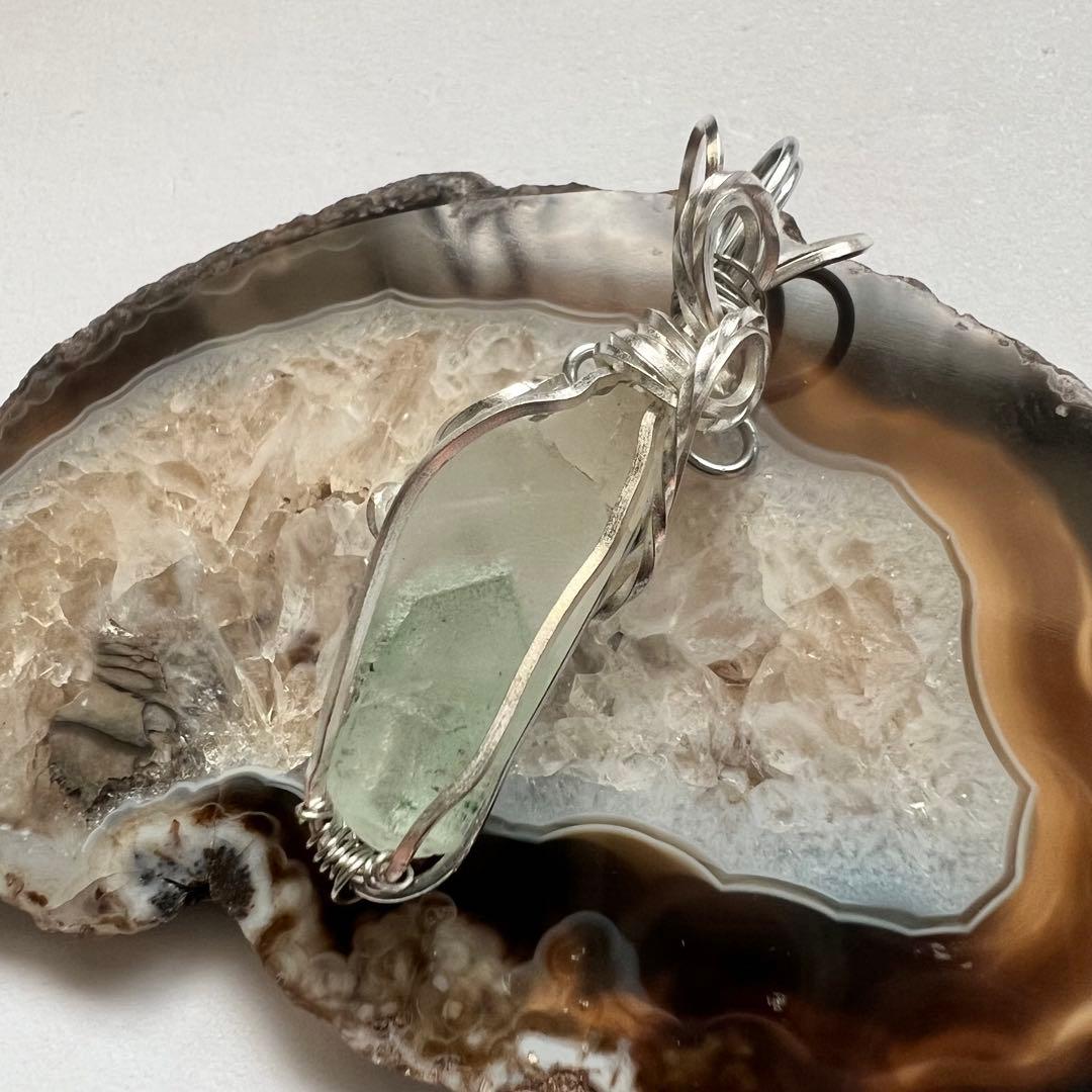 【一点もの】研磨原石 超希少！エメラルドグリーンファントム ペンダントトップ