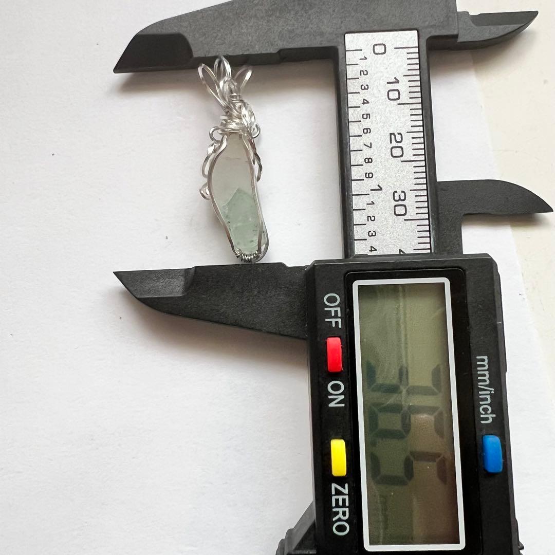 【一点もの】研磨原石 超希少！エメラルドグリーンファントム ペンダントトップ