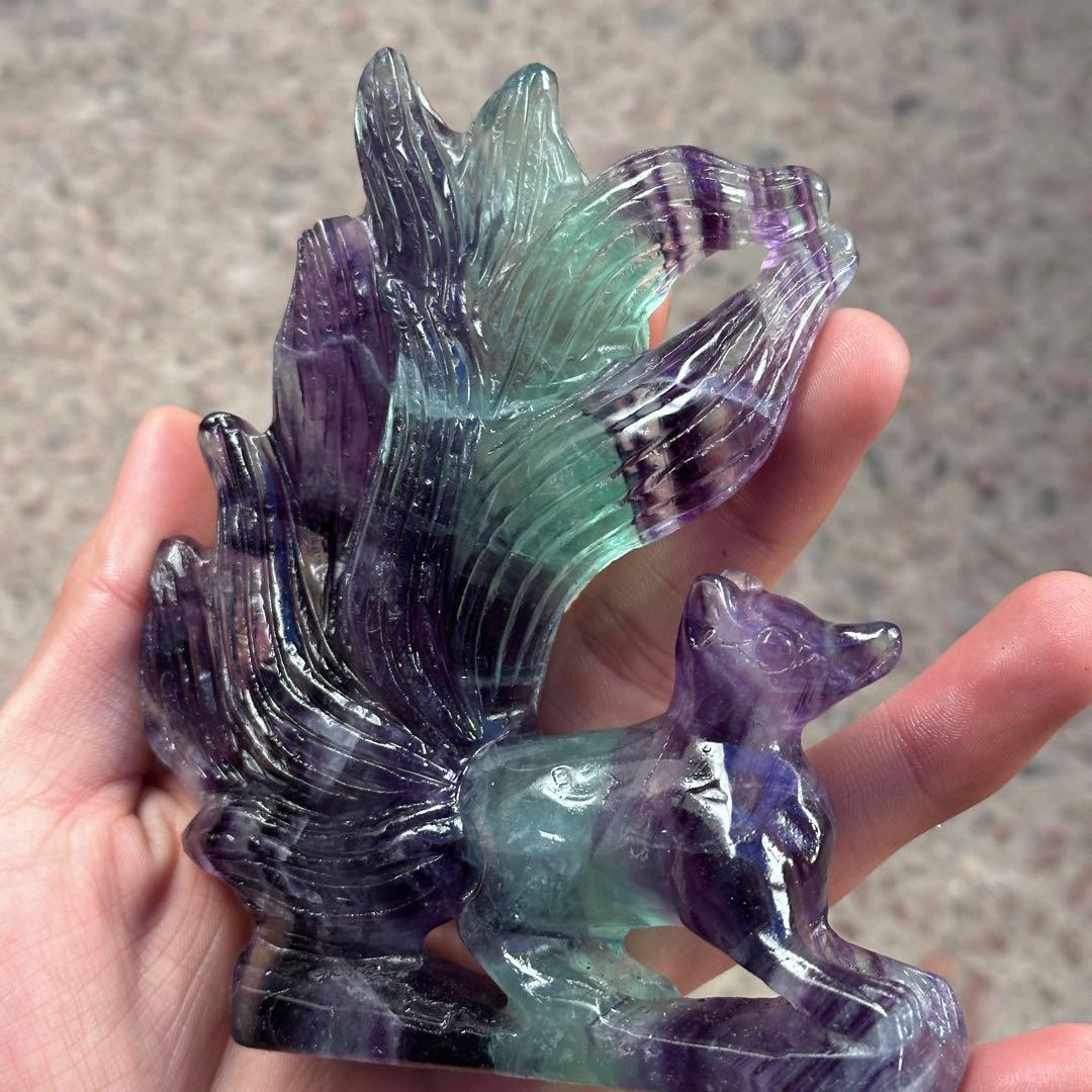 天然石フローライトの九尾狐　置物　ご購入前に在庫確認G.1107