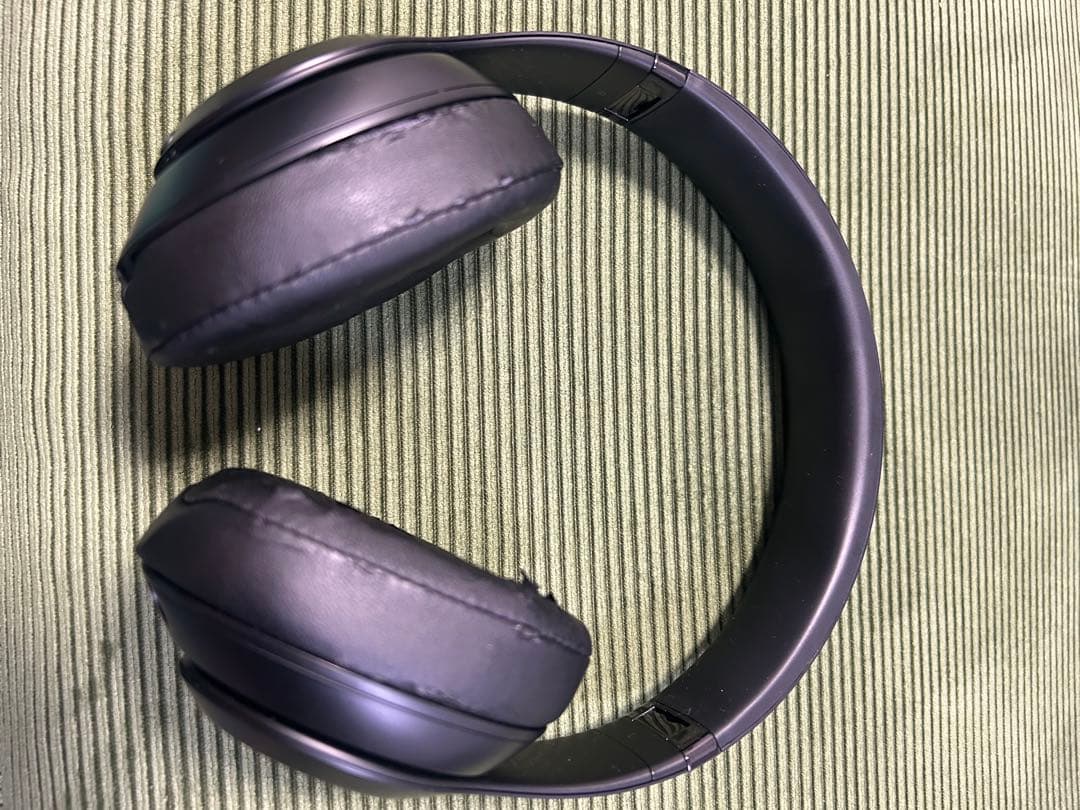 Beats Studio Wirelessのブラックモデル、キャリングケース付き