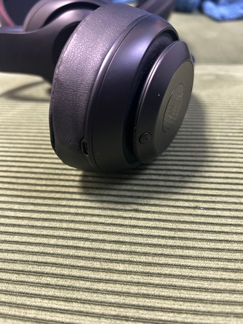 Beats Studio Wirelessのブラックモデル、キャリングケース付き