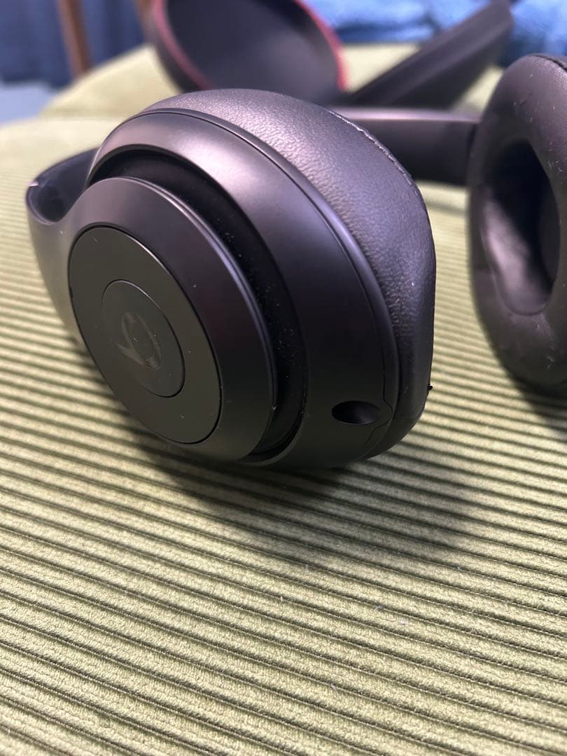 Beats Studio Wirelessのブラックモデル、キャリングケース付き
