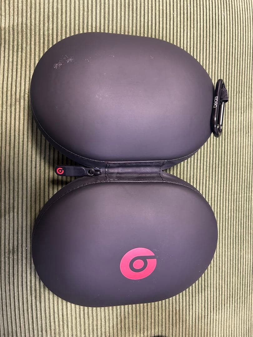 Beats Studio Wirelessのブラックモデル、キャリングケース付き