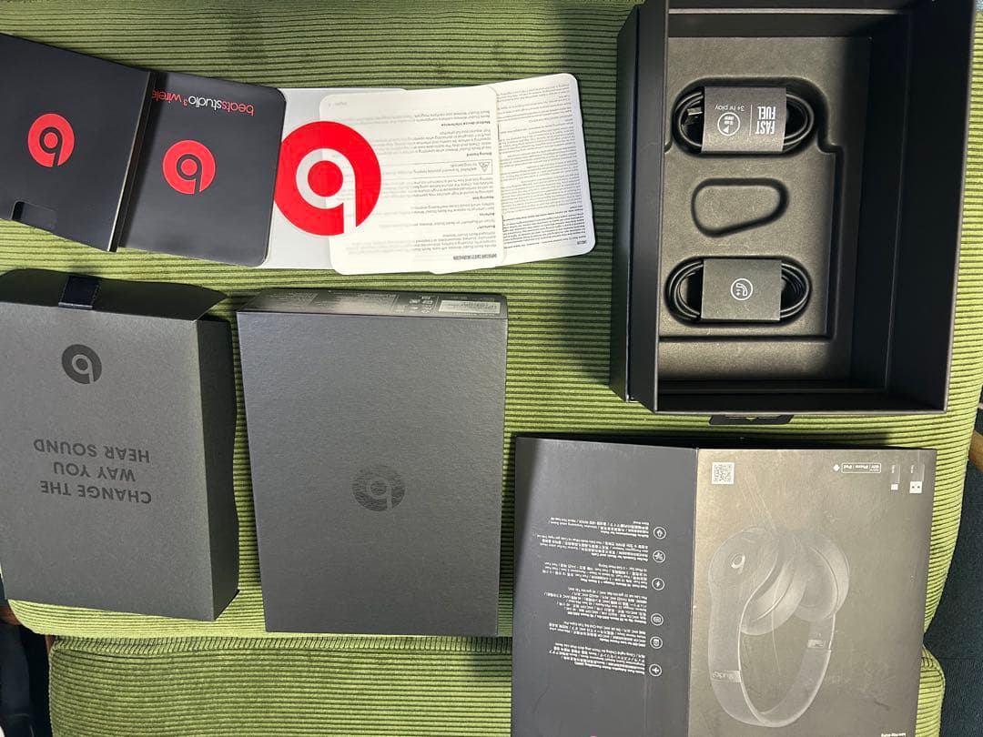 Beats Studio Wirelessのブラックモデル、キャリングケース付き