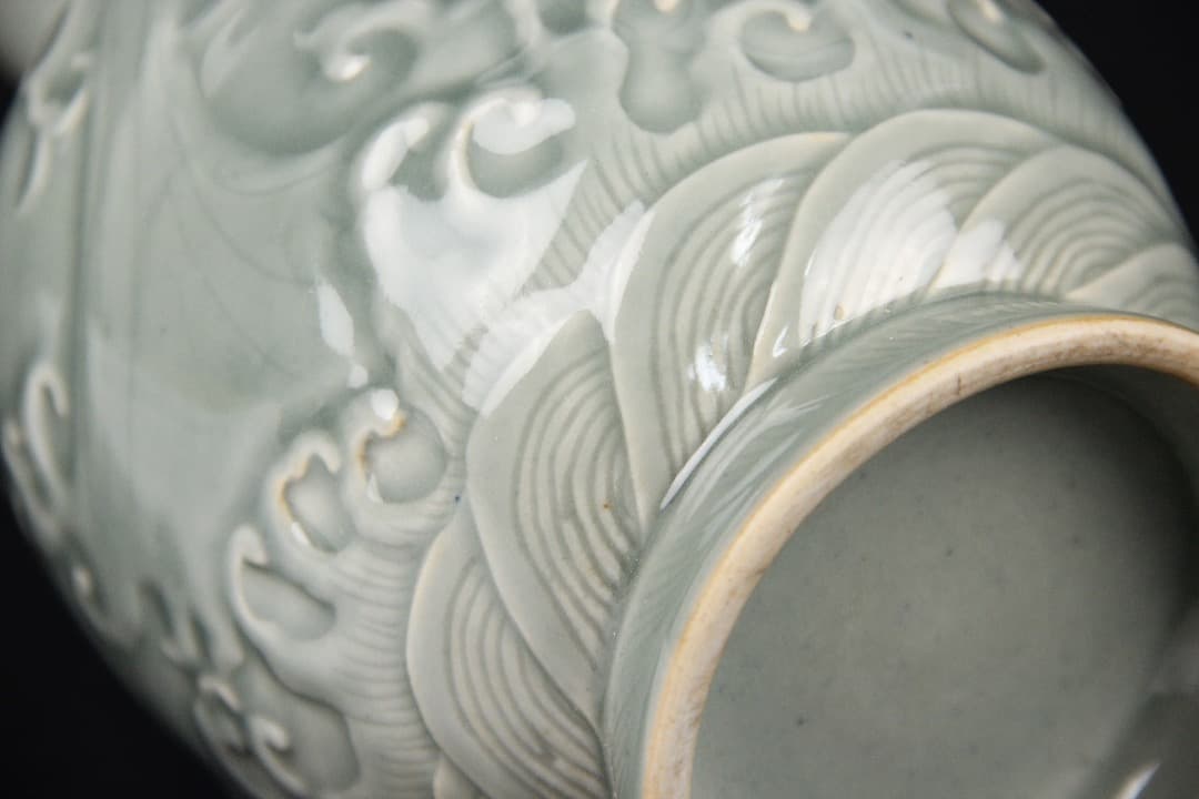 中国美術 宋　明 龍泉窯 青磁 陽刻龍紋 瓶 古磁器 時代品 ENM23-4