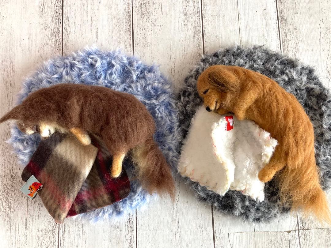羊毛フェルト　眠るチワワとミニチュアダックス
