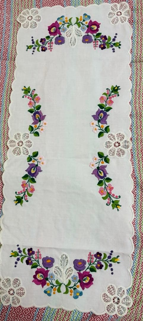 カロチャ刺繍　刺繍花柄テーブルクロス