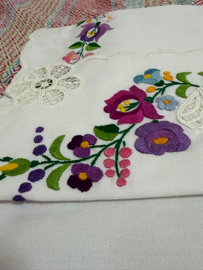 カロチャ刺繍　刺繍花柄テーブルクロス