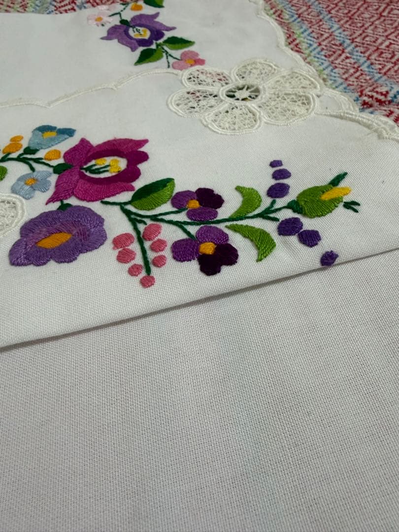 カロチャ刺繍　刺繍花柄テーブルクロス