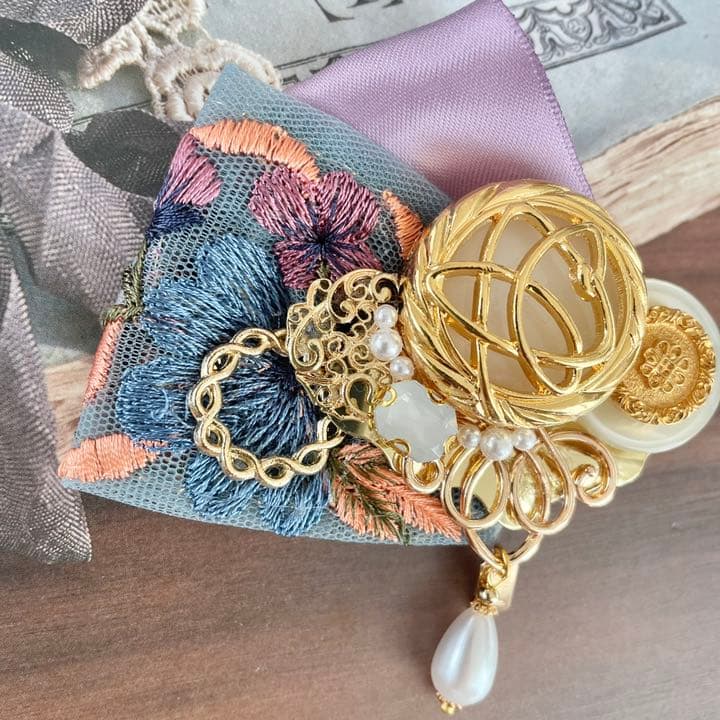 no.52 ハンドメイド　刺繍リボンとゴールドパーツのヘアアクセサリー✩.*˚